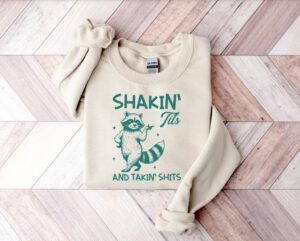 Funny Raccoon Shakin' Tits And Takin' Shits Sweatshirt